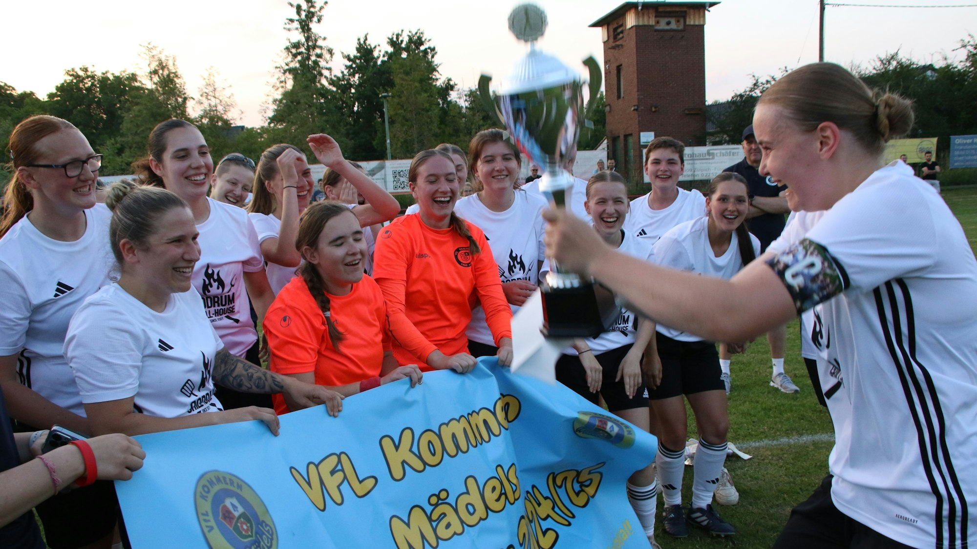 Nele Wagner hält den Kreispokal in den Händen und präsentiert ihn ihren Mitspielerinnen.