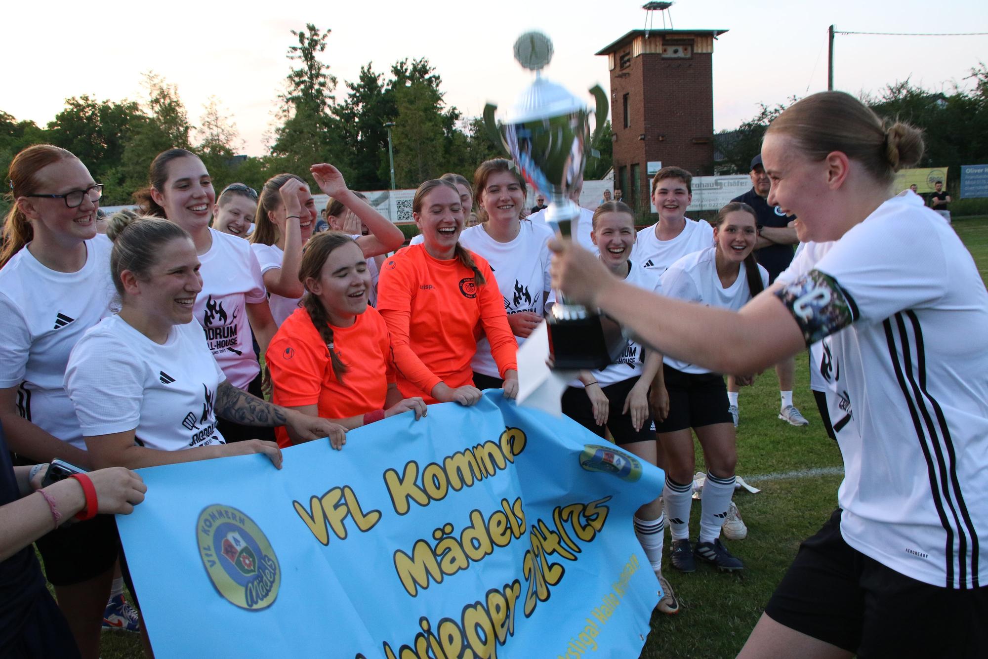 Die Fußballerinnen des VfL Kommern jubelten über den Kreispokalsieg. Spielführerin Nele Wagner präsentiert ihren Mitspielerinnen die Trophäe.