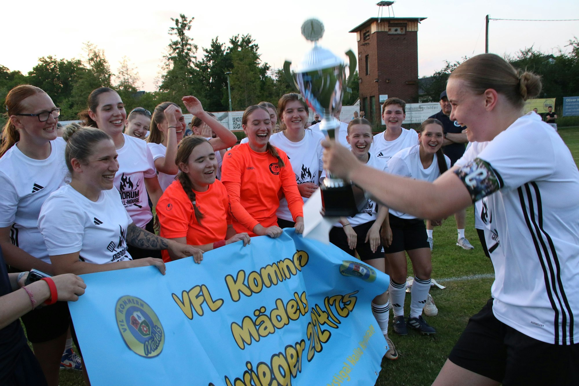 Die Fußballerinnen des VfL Kommern jubelten über den Kreispokalsieg. Spielführerin Nele Wagner präsentiert ihren Mitspielerinnen die Trophäe.