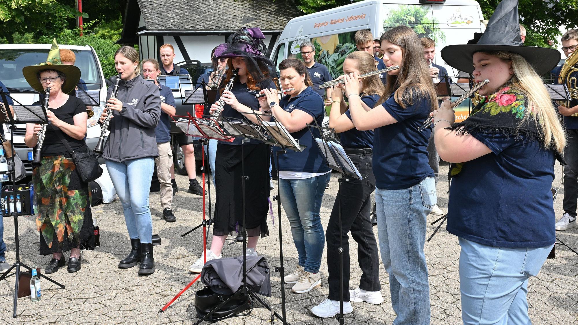 Das Foto zeigt Musiker, die zur Eröffnung des Hexenpfads aufspielten