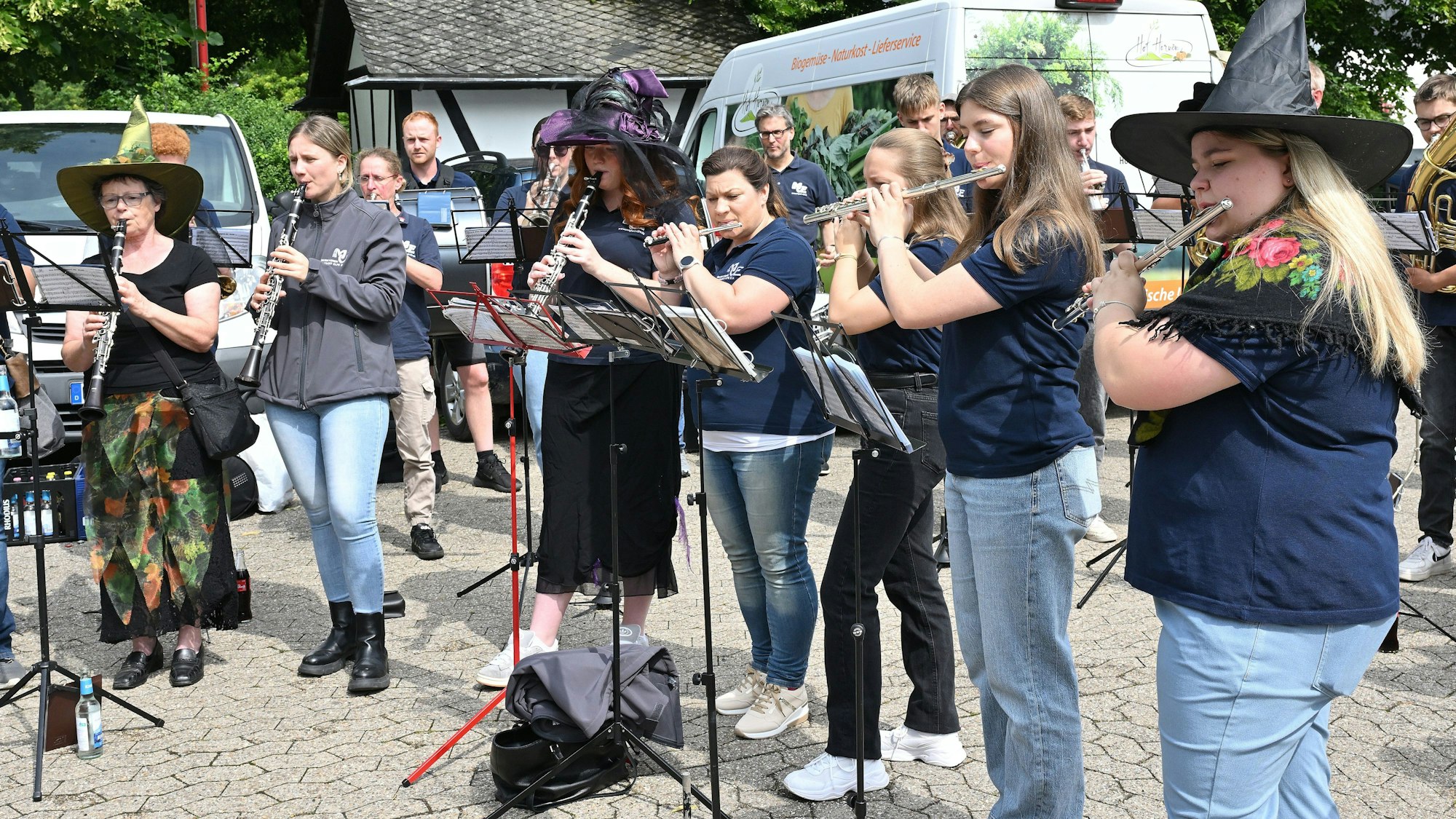 Das Foto zeigt Musiker, die zur Eröffnung des Hexenpfads aufspielten