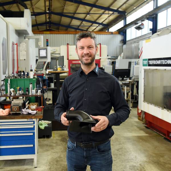 In den Hallen der Röttger GmbH in Marienheide steht Patrick Fronius, einer der beiden geschäftsführenden Gesellschafter.