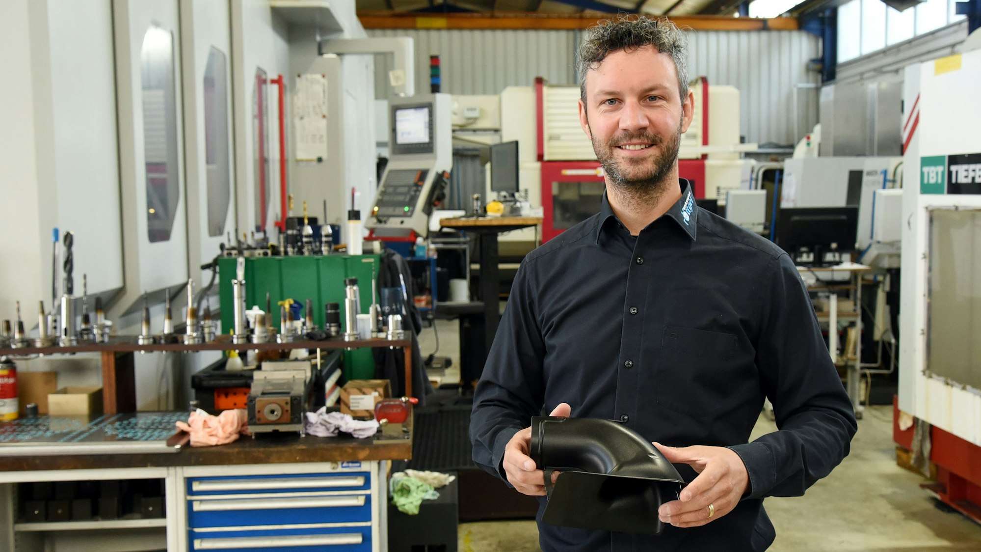 In den Hallen der Röttger GmbH in Marienheide steht Patrick Fronius, einer der beiden geschäftsführenden Gesellschafter.