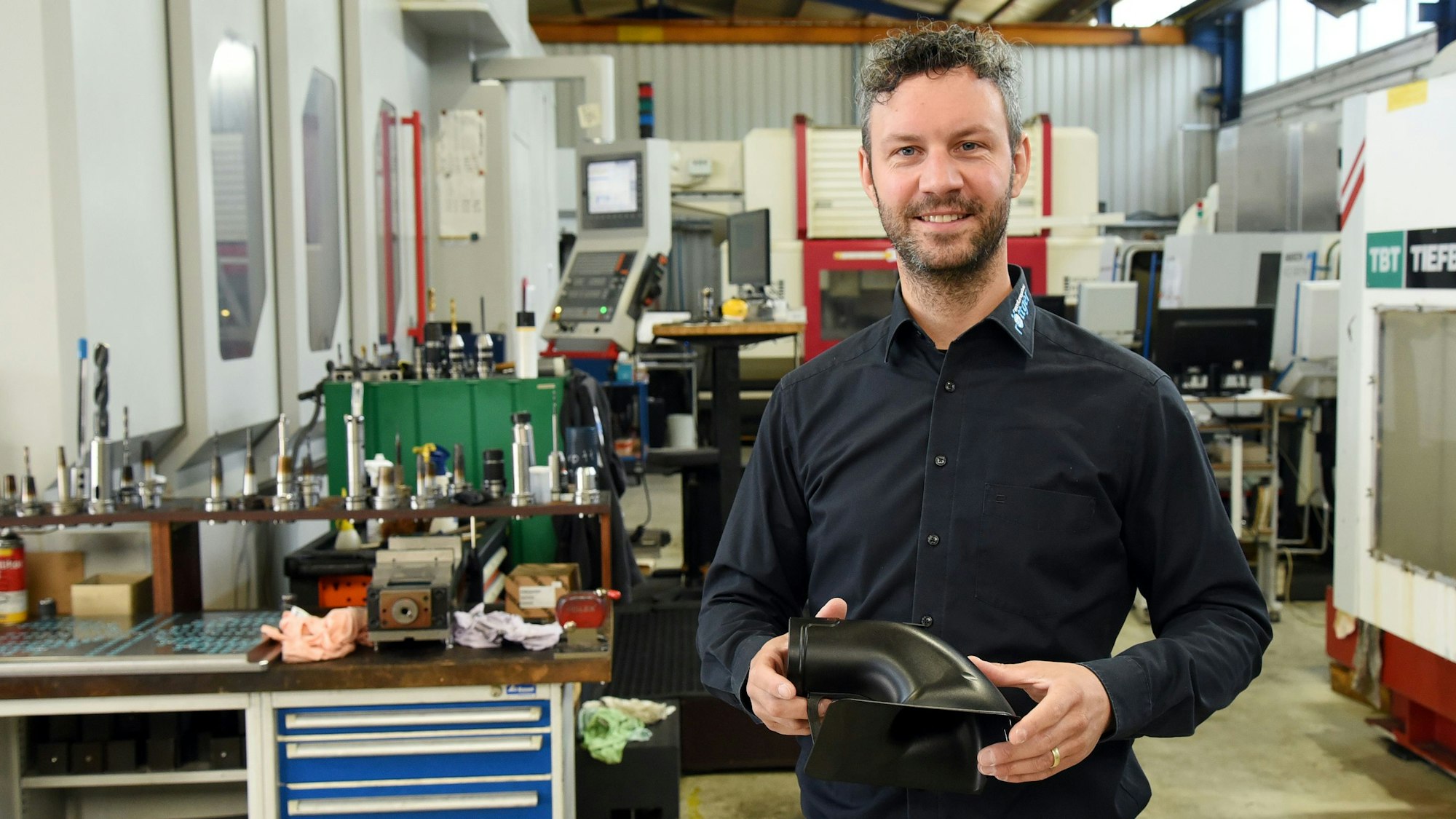 In den Hallen der Röttger GmbH in Marienheide steht Patrick Fronius, einer der beiden geschäftsführenden Gesellschafter.