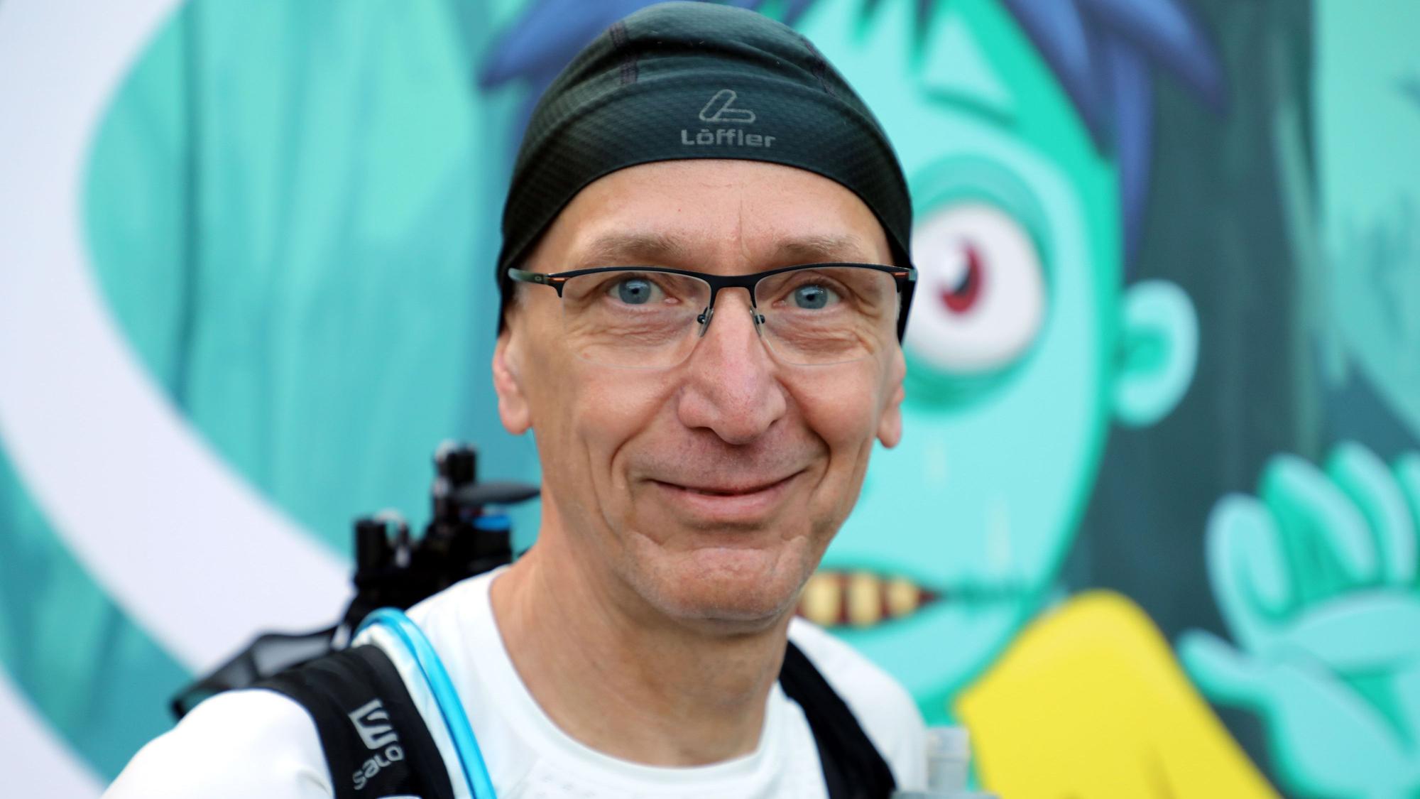 Extremsportler Jürgen Schneider steht am Start des Panoramasteig-Ultralaufs in Lindlar-Remshagen.