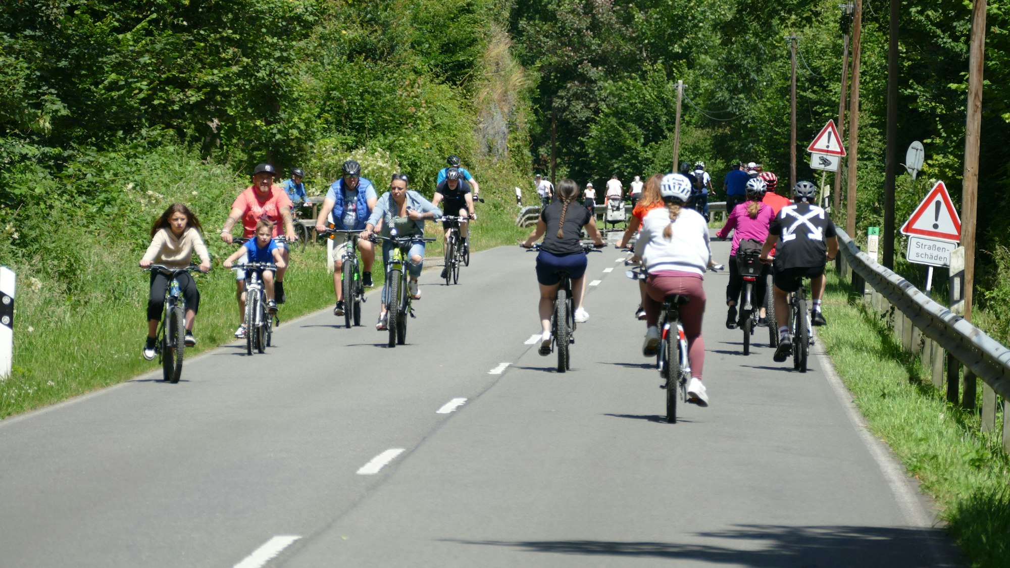 Radfahrende bei Windeck-Röcklingen.