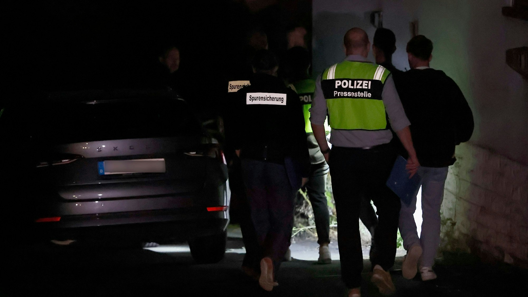 Einsatzkräfte der Spurensicherung ermitteln an einem Tatort. (Symbolfoto)