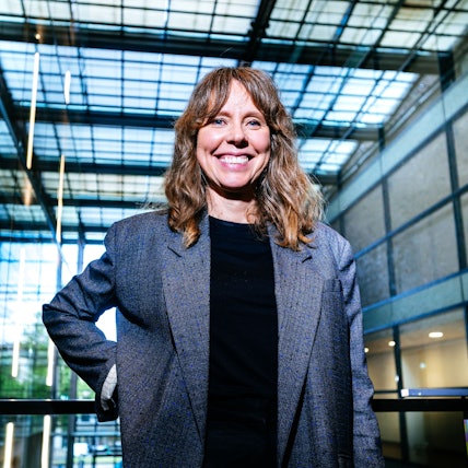 Barbara Foerster steht im Kölner Rautenstrauch-Joest-Museum.