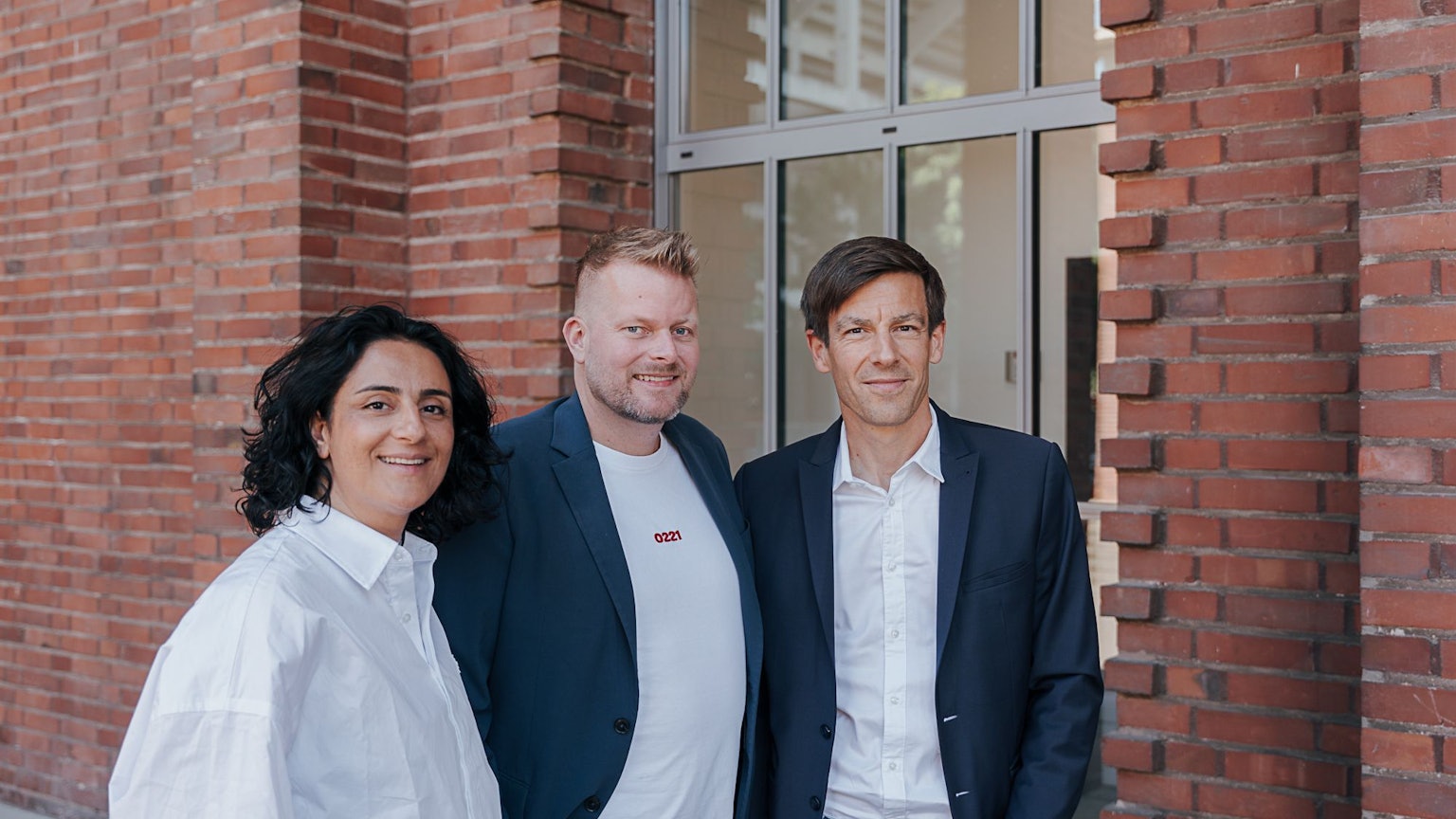 Unternehmer Wilke Stroman (45), Ex-Profi-Spielerin Tugba Tekkal (40) und der amtierende FC-Vizepräsident Carsten Wettich (45) stehen an den Abelbauten. Das Trio möchte den neunen Vorstand des 1. FC Köln bilden.