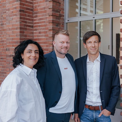 Unternehmer Wilke Stroman (45), Ex-Profi-Spielerin Tugba Tekkal (40) und der amtierende FC-Vizepräsident Carsten Wettich (45) stehen an den Abelbauten.