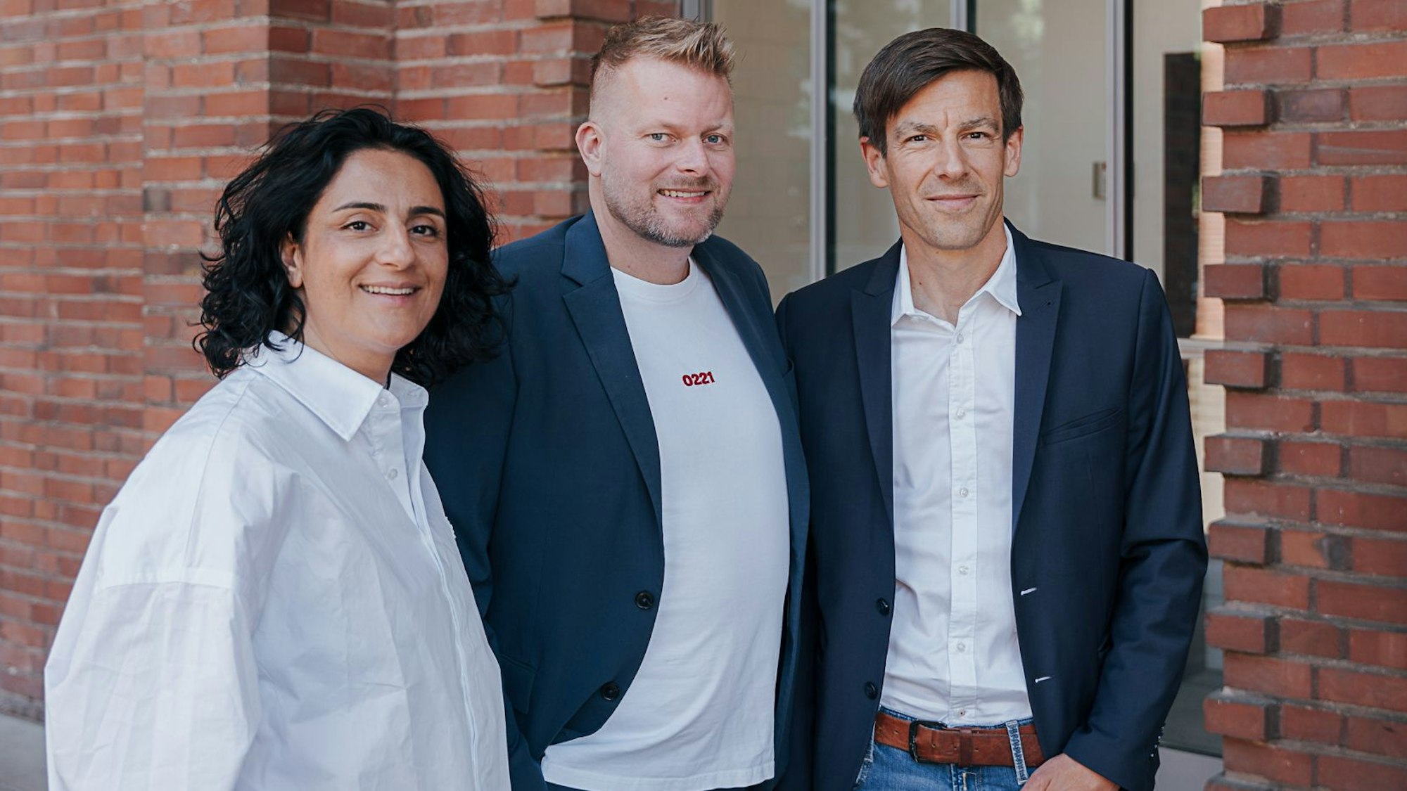 Unternehmer Wilke Stroman (45), Ex-Profi-Spielerin Tugba Tekkal (40) und der amtierende FC-Vizepräsident Carsten Wettich (45) stehen an den Abelbauten.