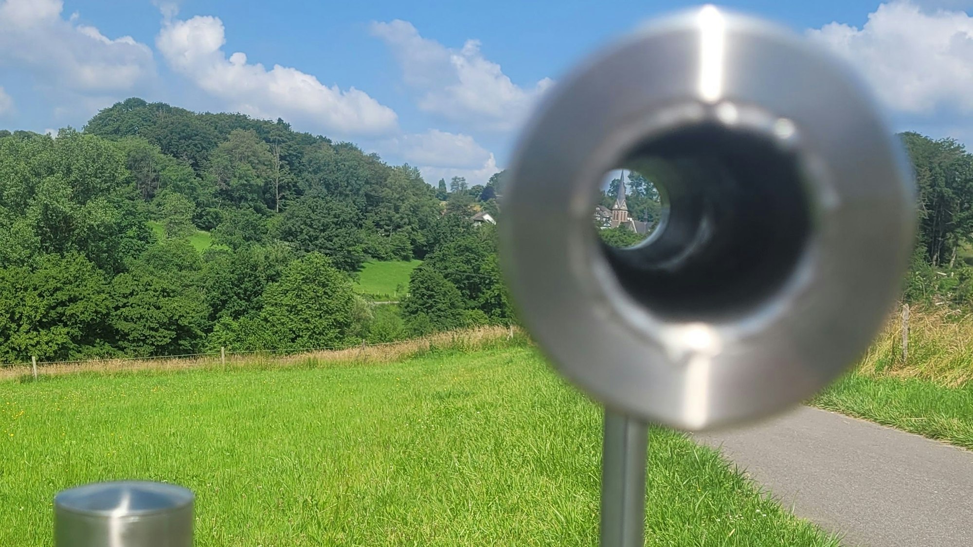 Das Fernrohr mit Blick auf die Olper Kirche