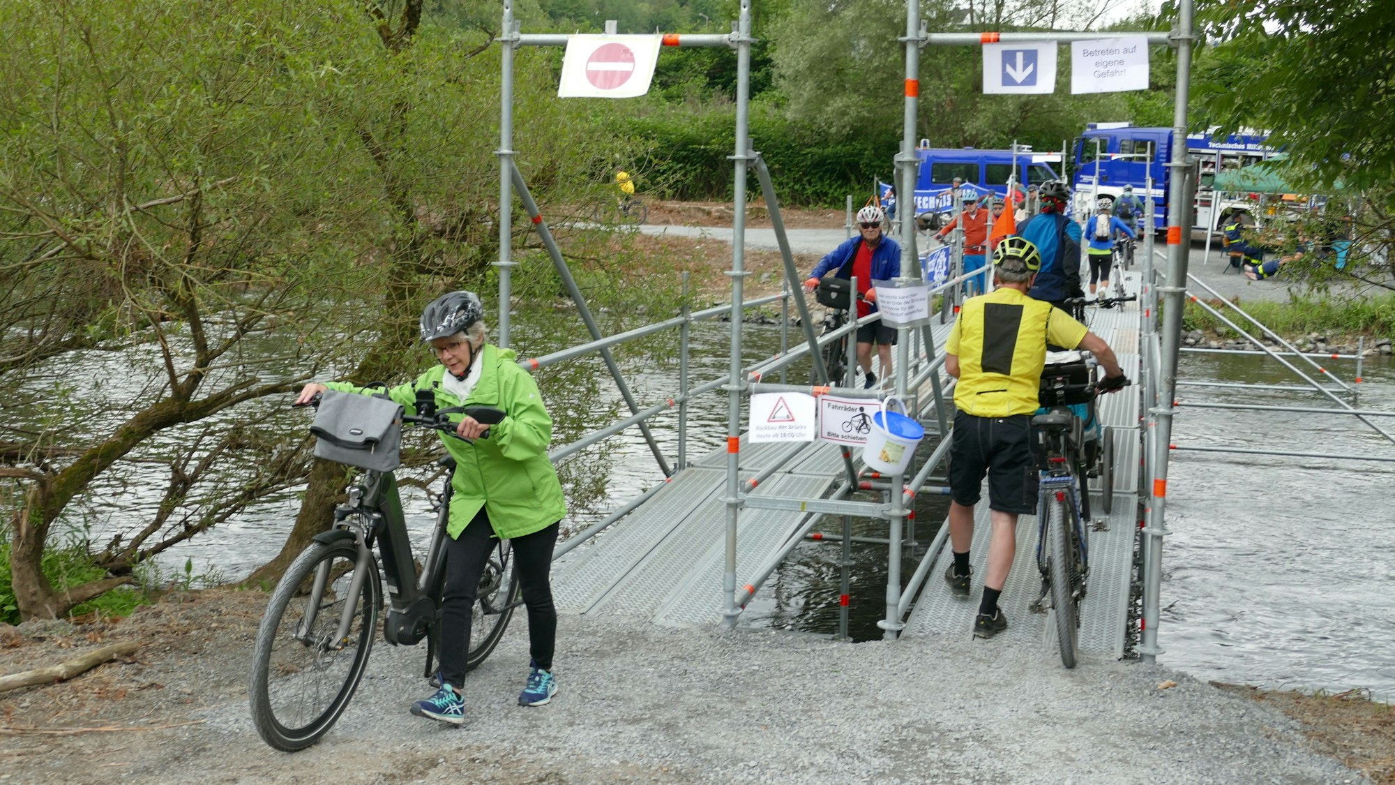 Eine Brücke aus Gerüstteilen bei Etzbach für die Radfahrenden.