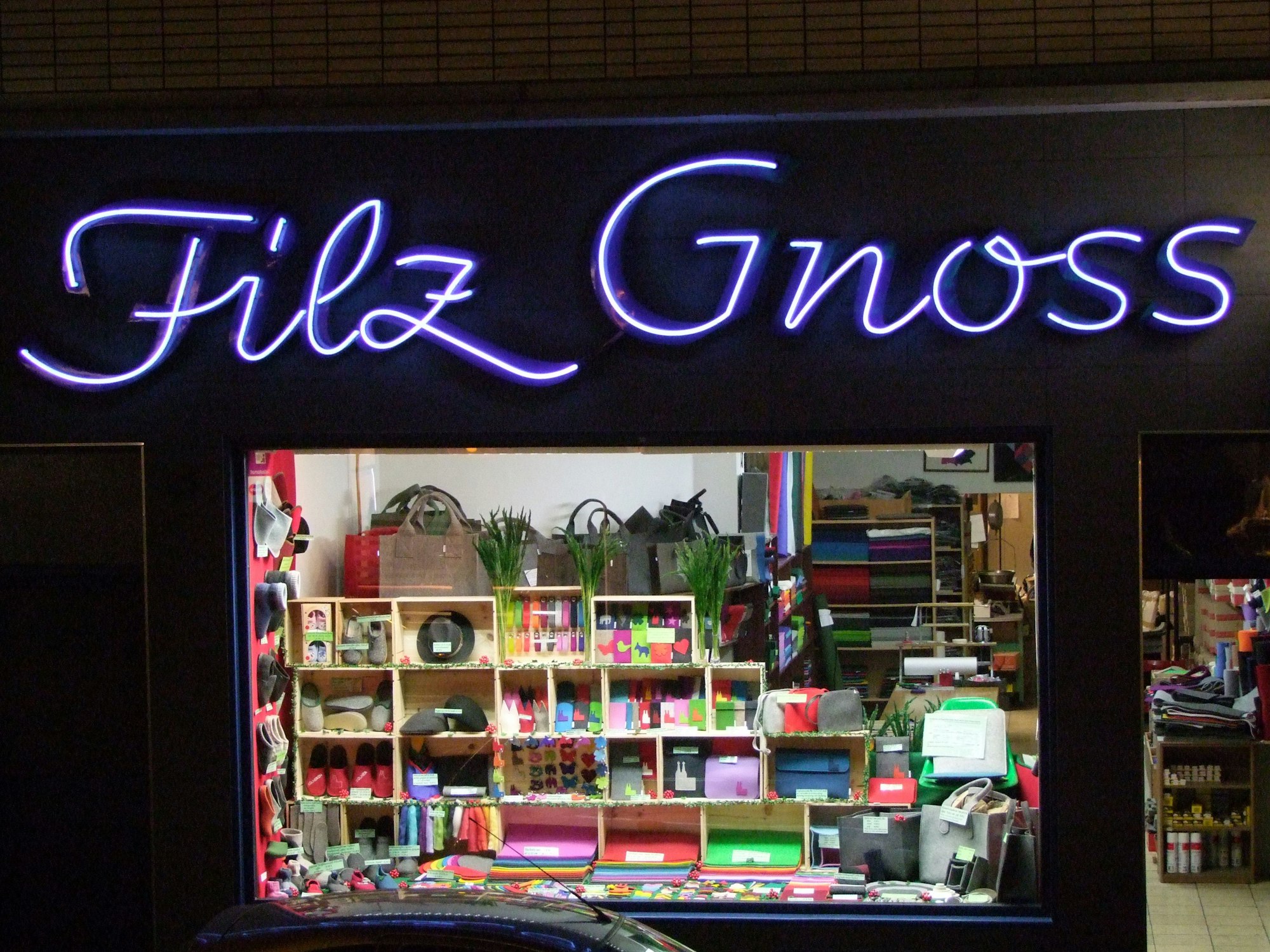 Heute strahlen viele Farben im Schaufenster von Filz Gnoss in der Apostelnstraße.