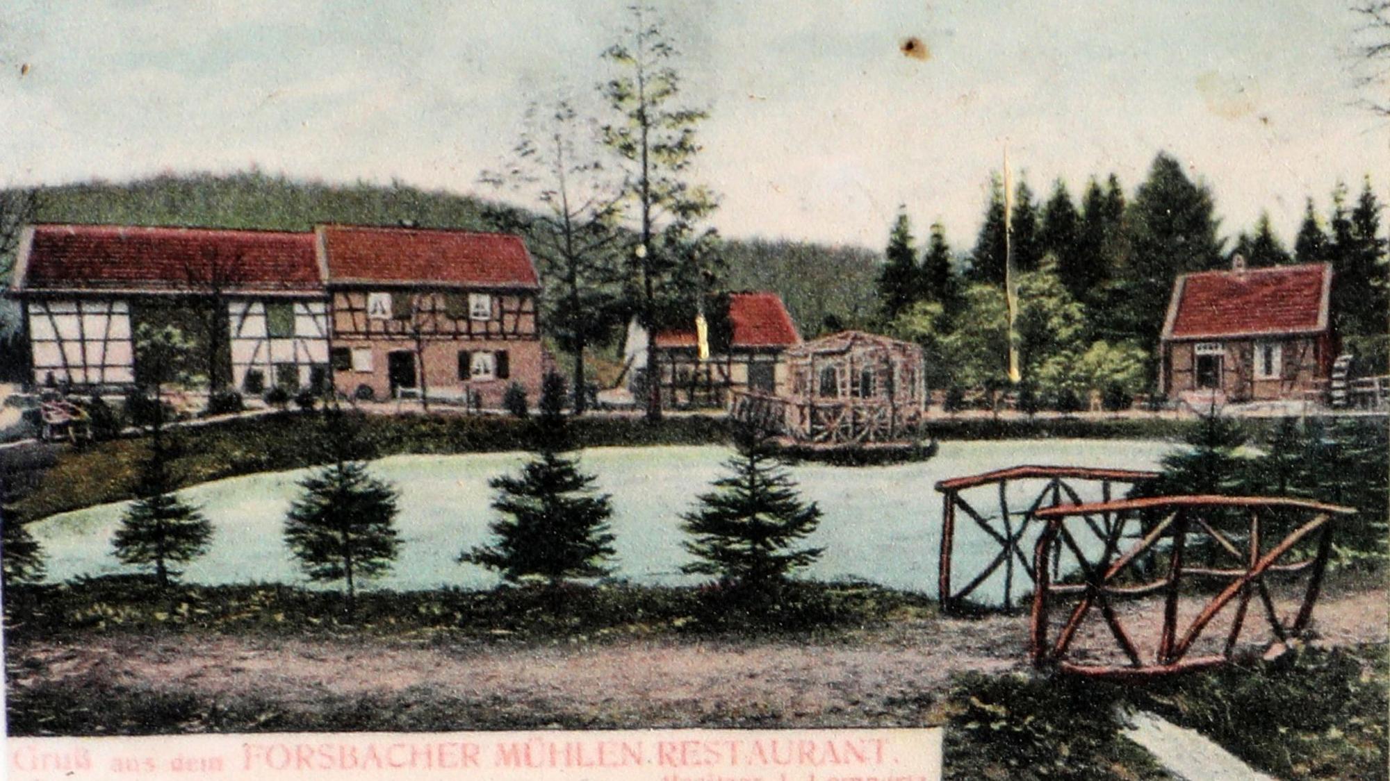 Auf einer kolorierten Postkarte vom Beginn des 20. Jahrhunderts ist die Forsbacher Mühle am Mühlenteich zu sehen.