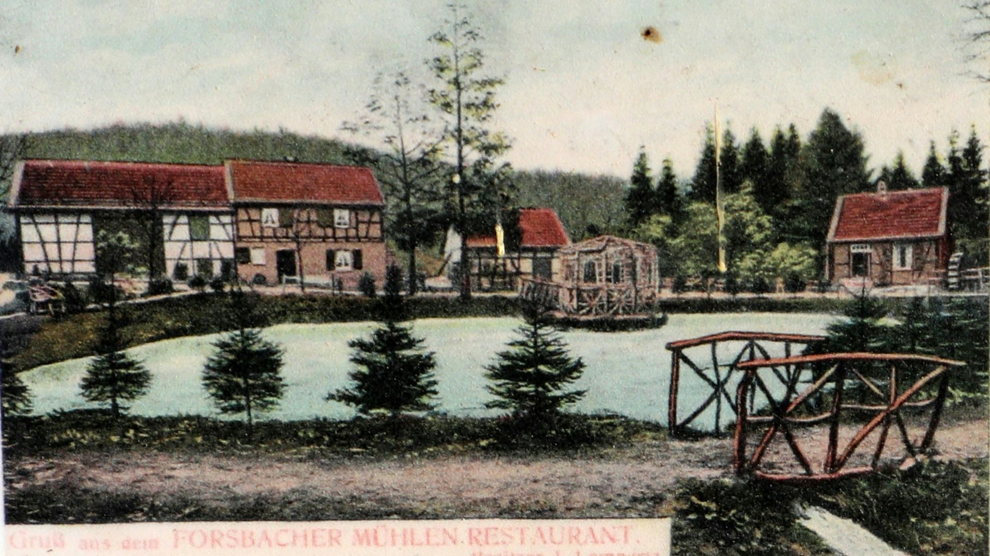 Auf einer kolorierten Postkarte vom Beginn des 20. Jahrhunderts ist die Forsbacher Mühle am Mühlenteich zu sehen.