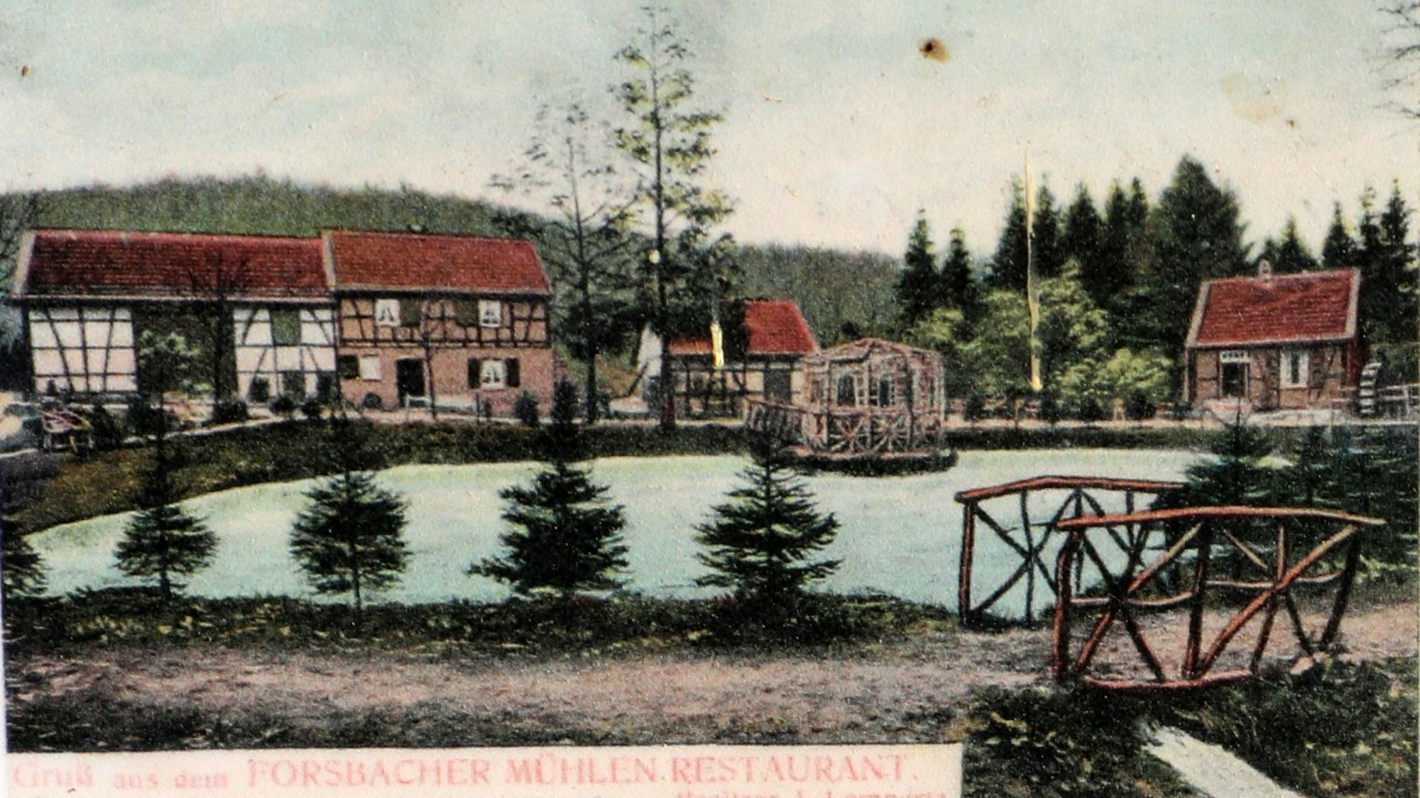 Auf einer kolorierten Postkarte vom Beginn des 20. Jahrhunderts ist die Forsbacher Mühle am Mühlenteich zu sehen.