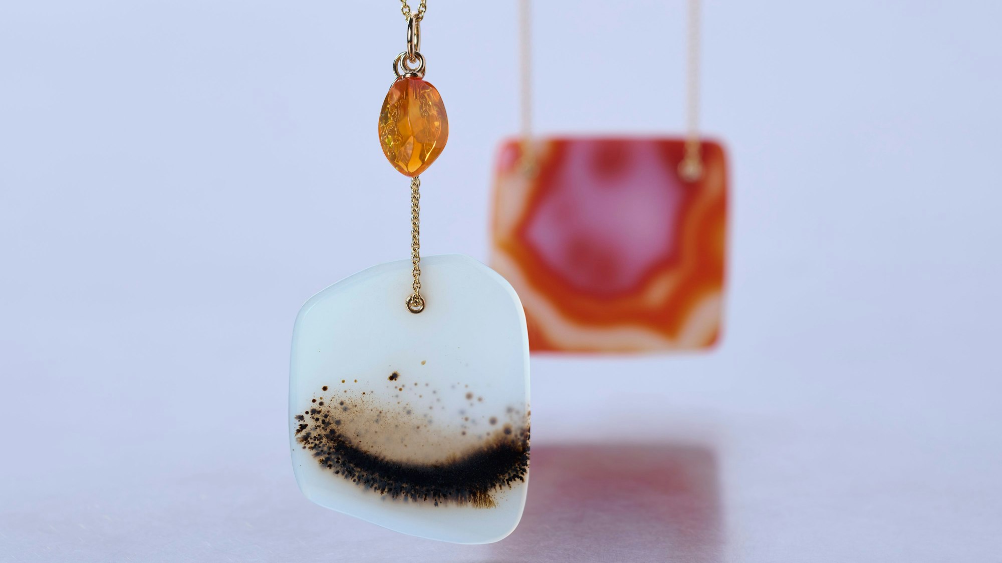 Zwei filigrane Schmuckanhänger für Ketten sind zu sehen.