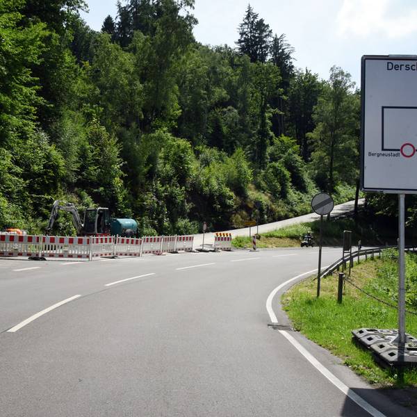 Blick auf eine Kreuzung, die Zufahrt zu einer der Straßen ist abgesperrt.