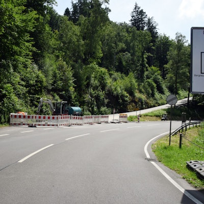 Blick auf eine Kreuzung, die Zufahrt zu einer der Straßen ist abgesperrt.
