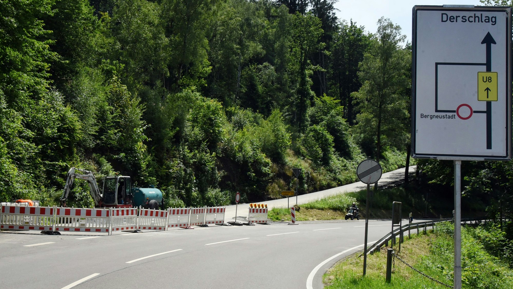 Blick auf eine Kreuzung, die Zufahrt zu einer der Straßen ist abgesperrt.