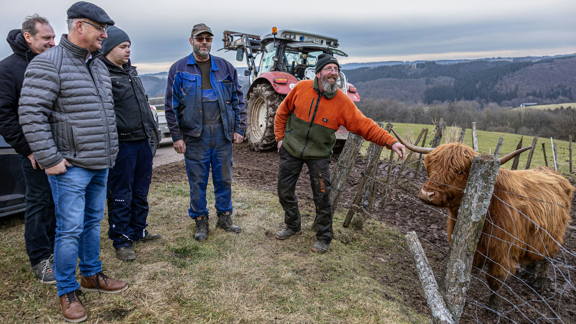 Auf einer Wiese oberhalb von Wolfert hat sich die Gruppe getroffen. EinSchottisches Hochlandrind mit langen, spitzen Hörner hat sich dem Halter Heinz Pohl genähert.