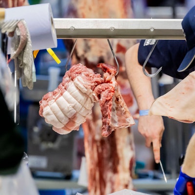 Metzger bei der Verarbeitung von Fleisch in einer Fleischerei in Frankreich. (Symbolbild)