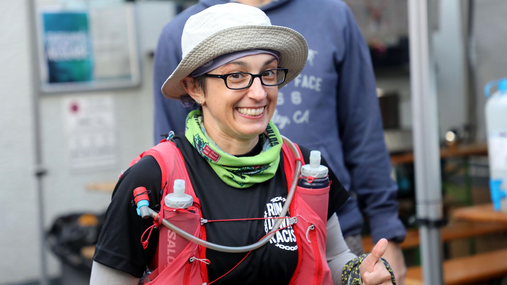 Extremsportlerin Tanya Ostapenko steht am Start des Panoramasteig-Ultralaufs in Lindlar-Remshagen.