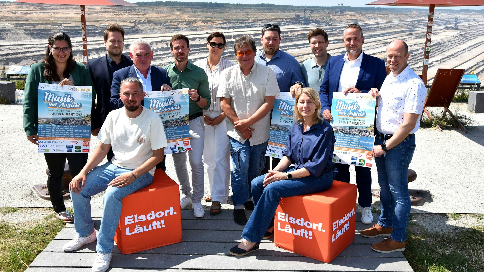 Das Foto zeigt die Beteiligten des Programms „Musik mit Aussicht“ an der Tagebaukante.