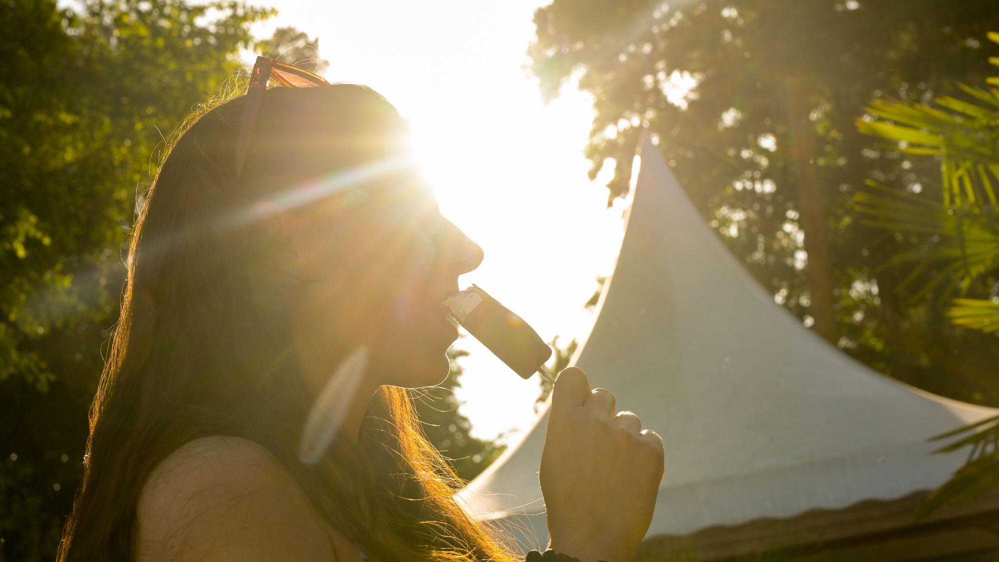 Sonnenbrille und Eis als Dauer-Accessoire: Behält die Siebenschläferregel Recht, bleibt es in den nächsten Wochen sonnig und warm.