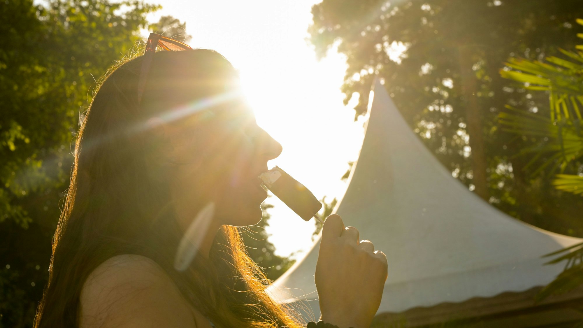 Sonnenbrille und Eis als Dauer-Accessoire: Behält die Siebenschläferregel Recht, bleibt es in den nächsten Wochen sonnig und warm.