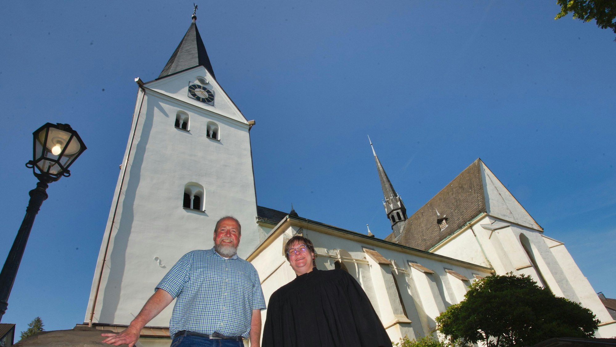 Pfarrerin Anneke Ihlenfeldt und Presbyter Ralf Debus vor der evangelischen Kirche Gummersbach