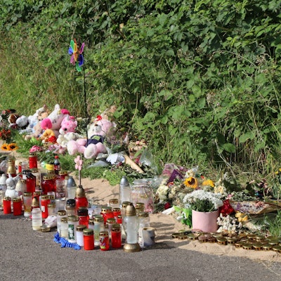 In der Nähe der Unfallstelle wurden zahlreiche Kerzen aufgestellt sowie Blumen und Kuscheltiere abgelegt.