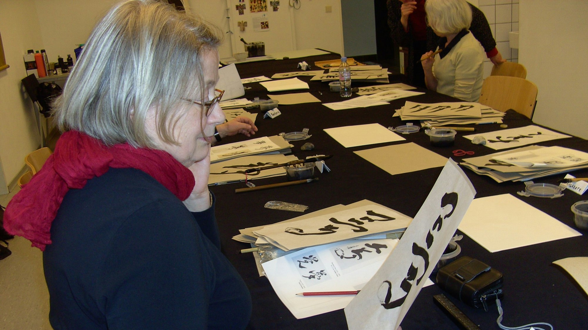 Eine Frau schaut sich asiatische Schriftzeichen an.