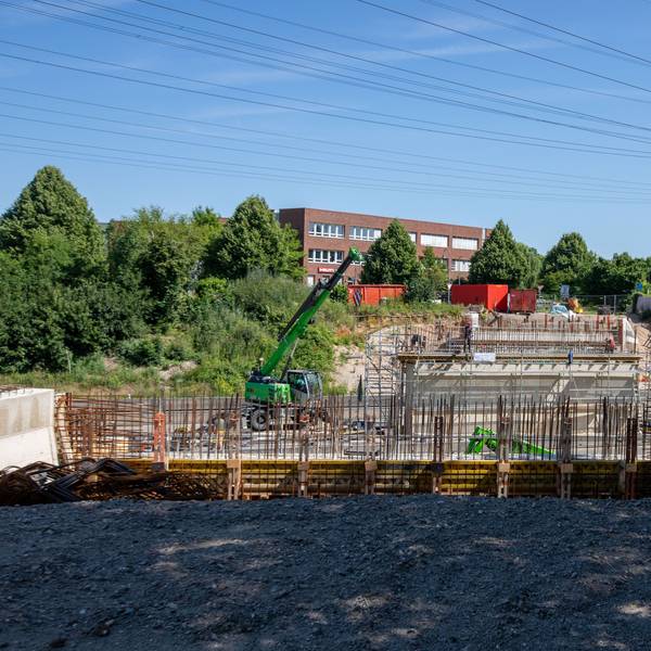 Eine Baustelle ist zu sehen, darunter verläuft die Autobahn 559.