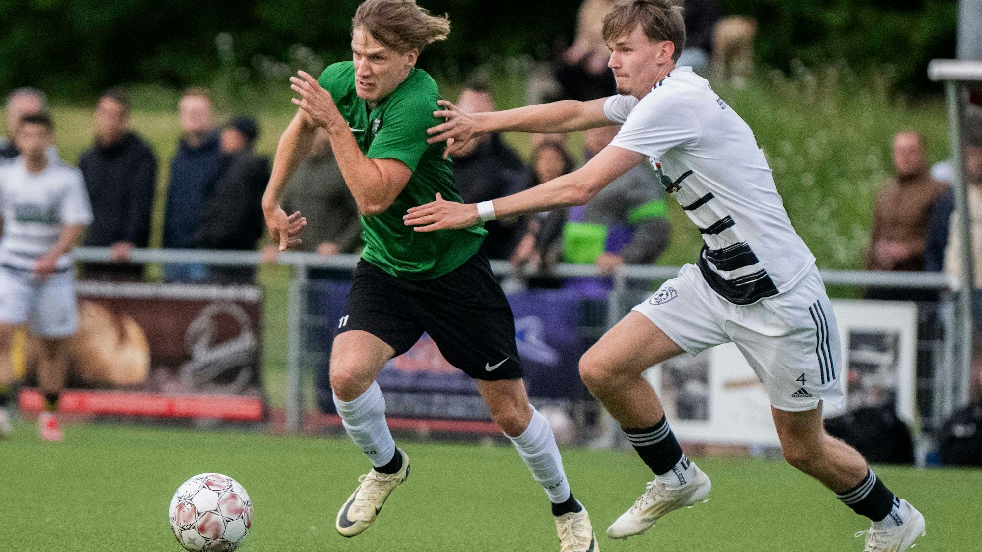 Flamersheim/Kirchheims Lukas Heiwolt zieht an Erftstadt-Lechenichs Emil Bey vorbei.