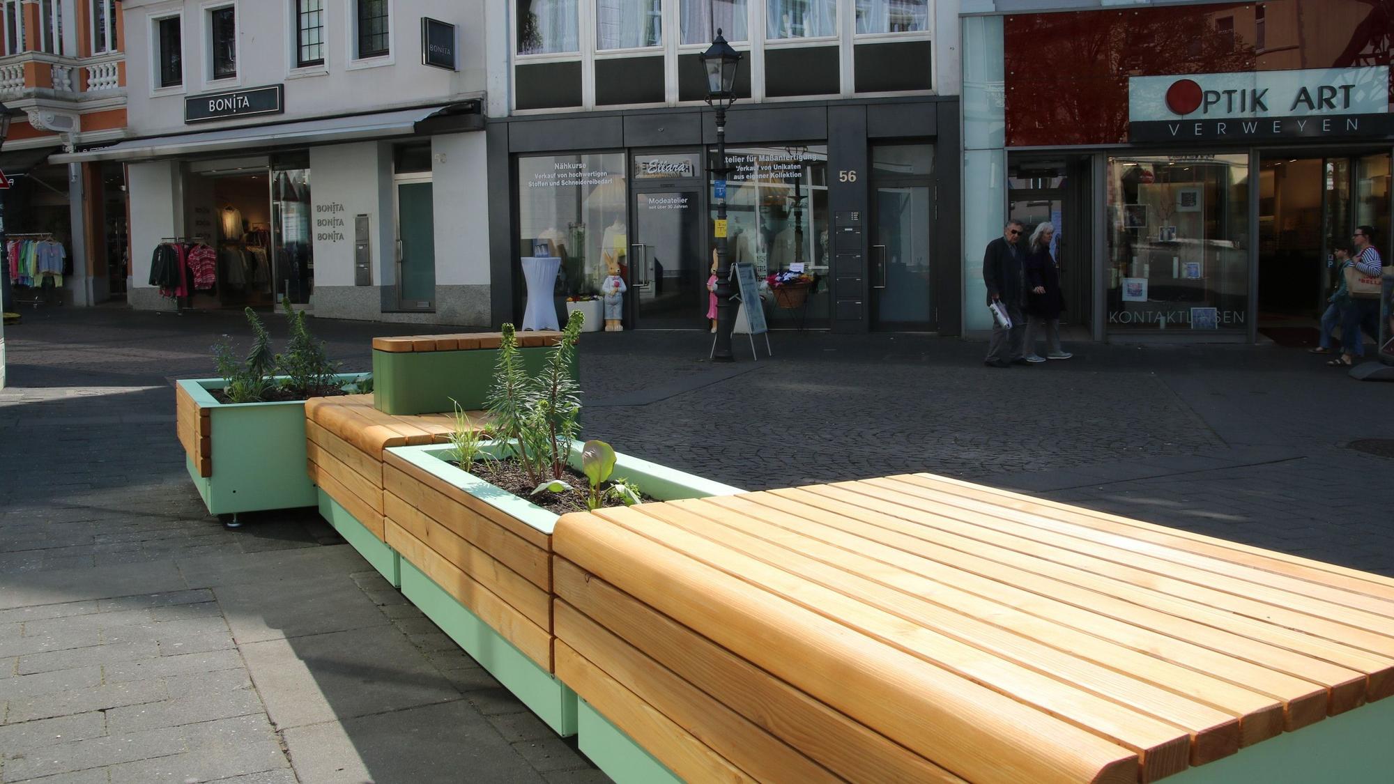 Mit Stadtmobiliar, das der Stadt vom Zukunftsnetz Mobilität NRW kostenlos zur Verfügung gestellt werden kann – hier ein Foto aus Bad Honnef -, soll der Rheidter Marktplatz mehr Aufenthaltsqualität bekommen.