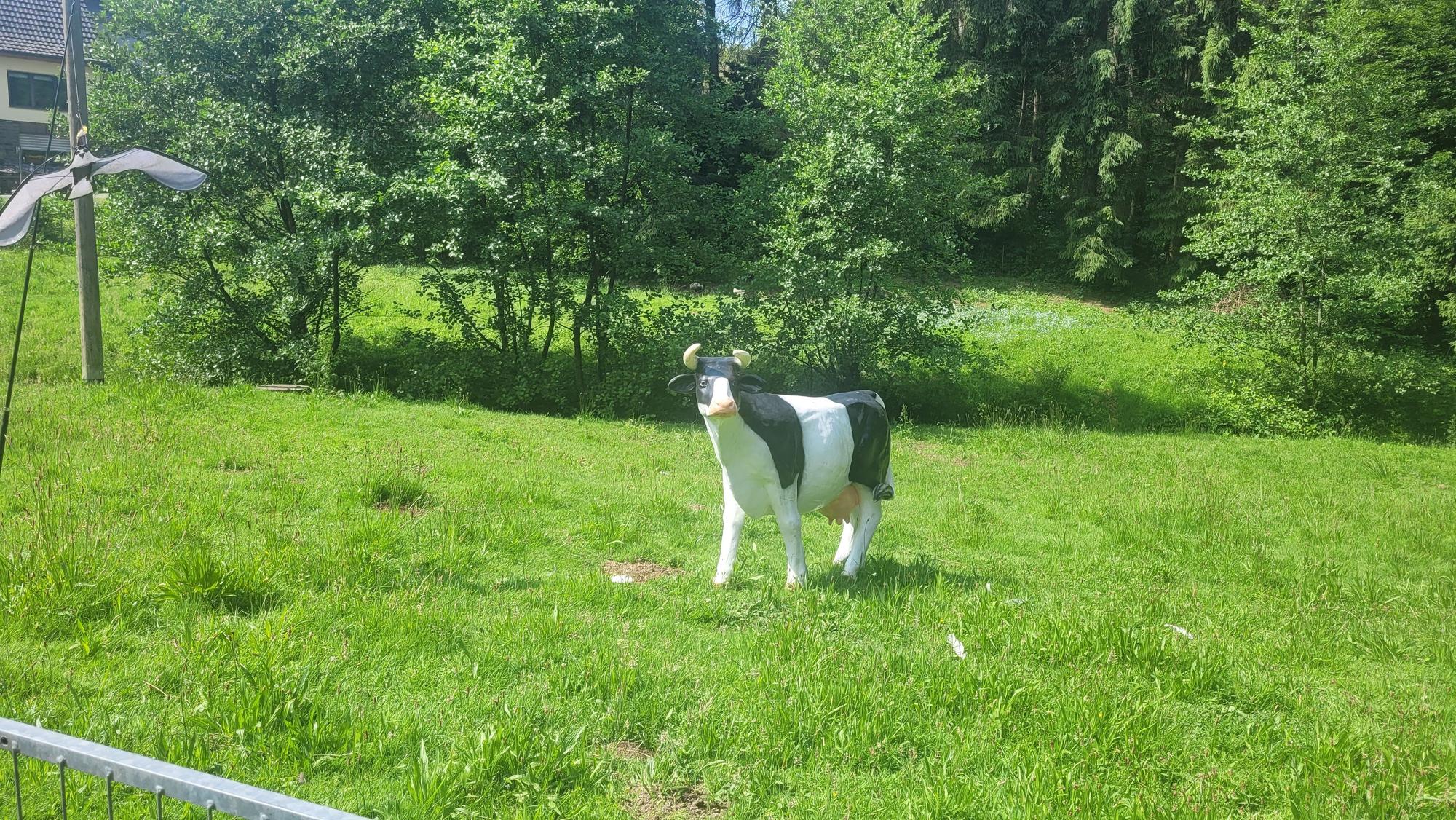 Eine Plastikkuh am Wegesrand