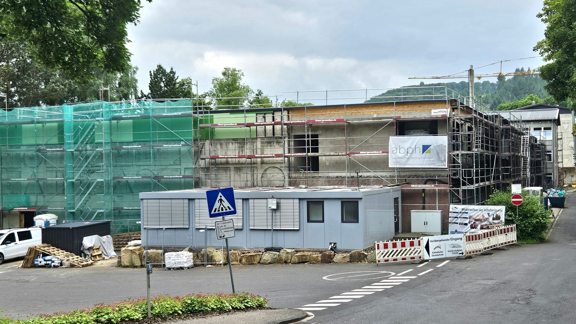 An den Fassaden des Schulzentrums in Schleiden stehen Gerüste. Die Gebäude werden nach der Flutkatastrophe saniert.