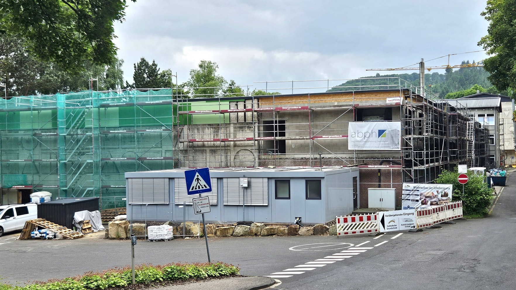 An den Fassaden des Schulzentrums in Schleiden stehen Gerüste. Die Gebäude werden nach der Flutkatastrophe saniert.