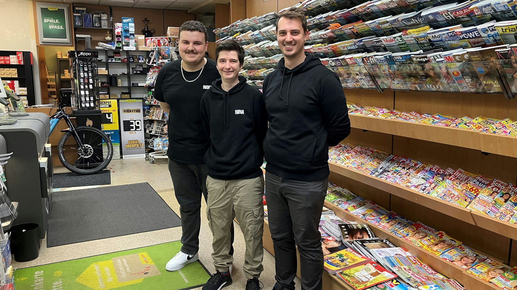 Nermina Kesten steht mit zwei Mitarbeitern im Geschäft.