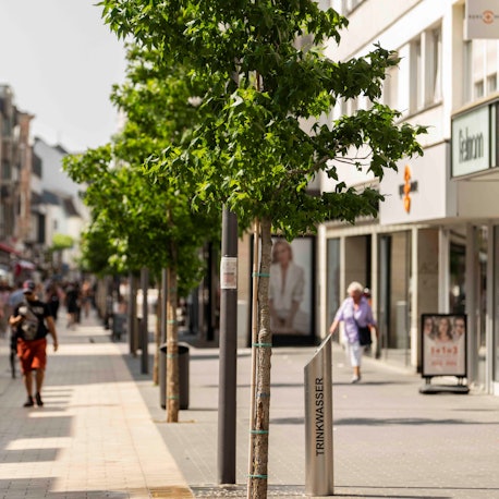 Das Bild zeigt die Euskirchener Fußgängerzone an einem Sommertag.
