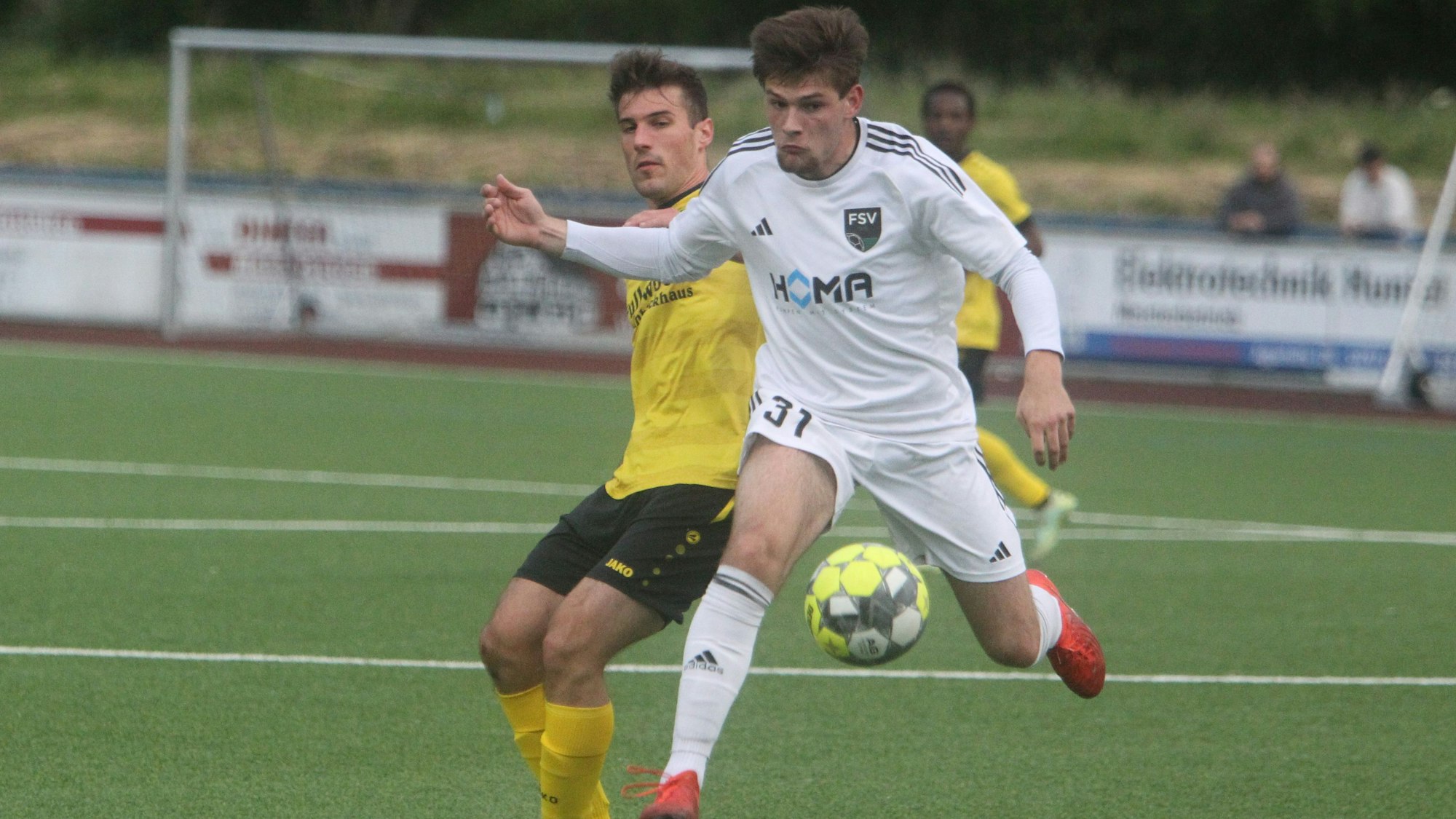 Kjell Simnonia (vorne) und der FSV wollen den Titel verteidigen, Timo Hohn und der Wahlscheider SV Platz drei.
