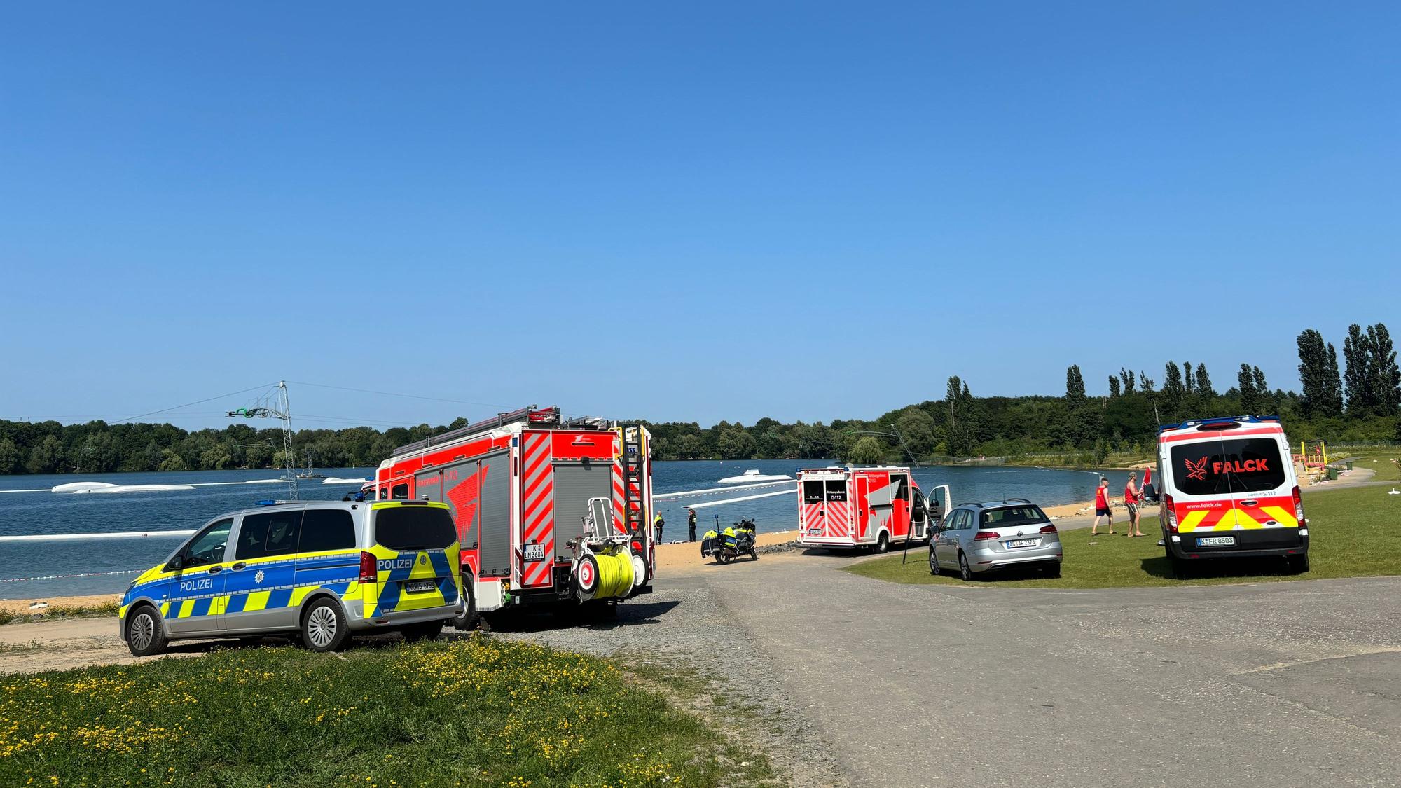 Das Bild zeigt Rettungskräfte im Einsatz am Rather See