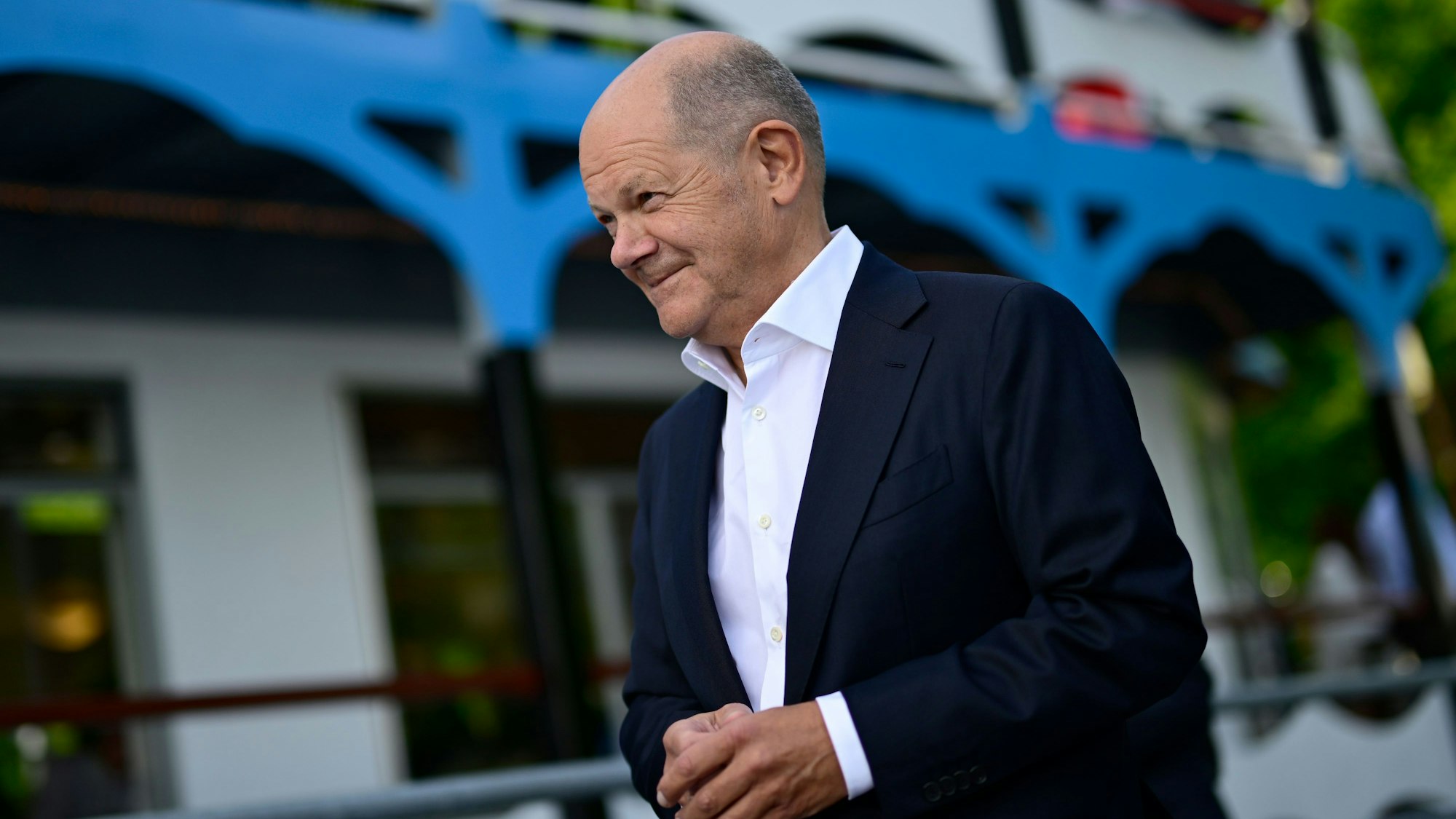 Oppositionsparteien AfD und Linke kritisieren Olaf Scholz’ geplante Büroausstattung als Verschwendung von Steuergeldern.