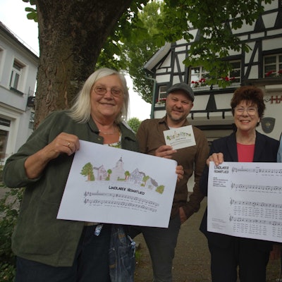 Das Foto zeigt Marianne Frielingsdorf, Thilo Fünger, Rosalinde Wiemann und Berthold Blumberg mit dem Text und den Noten des Lindlarer Heimatliedes.