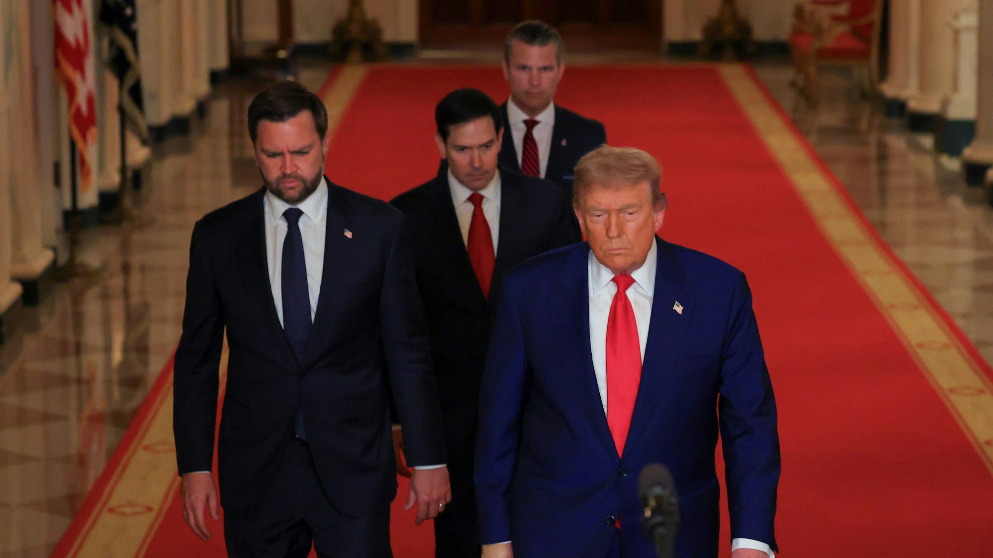 US-Präsident Donald Trump (r) kommt zu einer Ansprache im East Room des Weißen Hauses in Washington