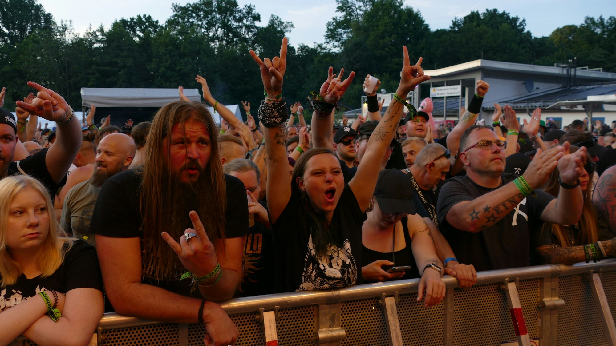 Kärbholz-Sänger Torben Höffgen gibt gleich beim ersten Song Vollgas.