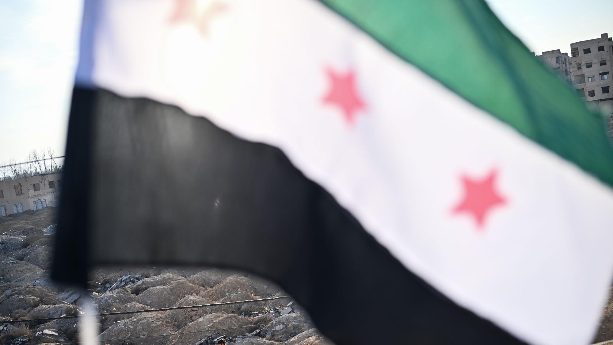 Die Fahne der syrischen Revolution weht auf einer Jungenschule im Stadtteil Zebdin während eines Besuchs der Entwicklungsministerin in Syrien. Entwicklungsministerin Schulze trifft sich in Syrien mit Politikern der Übergangsregierung, aber auch mit Vertretern von NGOs und der Zivilgesellschaft.