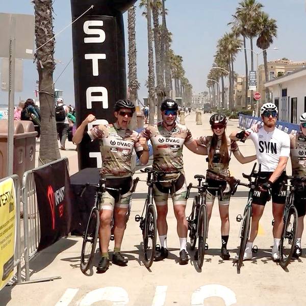 Das Video-Standbild zeigt Joey Kelly (4.v.r) und sein Team aus Influencern „No Limits“, Uwe Schüder („Flying Uwe“), Martin Rudloff („Survival Mattin“), Ann-Kathrin Bendixen („Affe auf Bike“), Sascha Huber, Fritz Meinecke, Otto Karasch, sowie Joeys Sohn Luke Kelly am Start des Extrem-Radrennens Race Across America (RAAM) in Oceanside, Kalifornien.